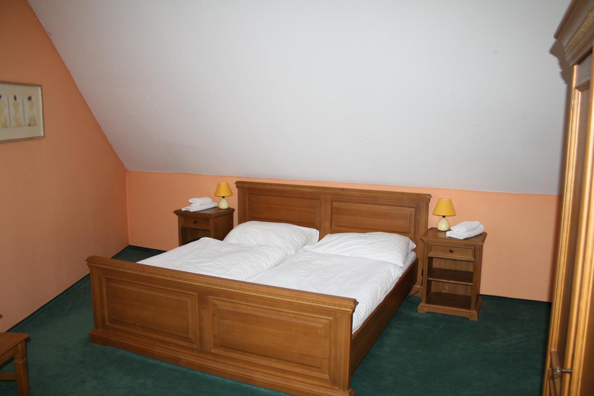 Hotel Boucek Mochov ภายนอก รูปภาพ