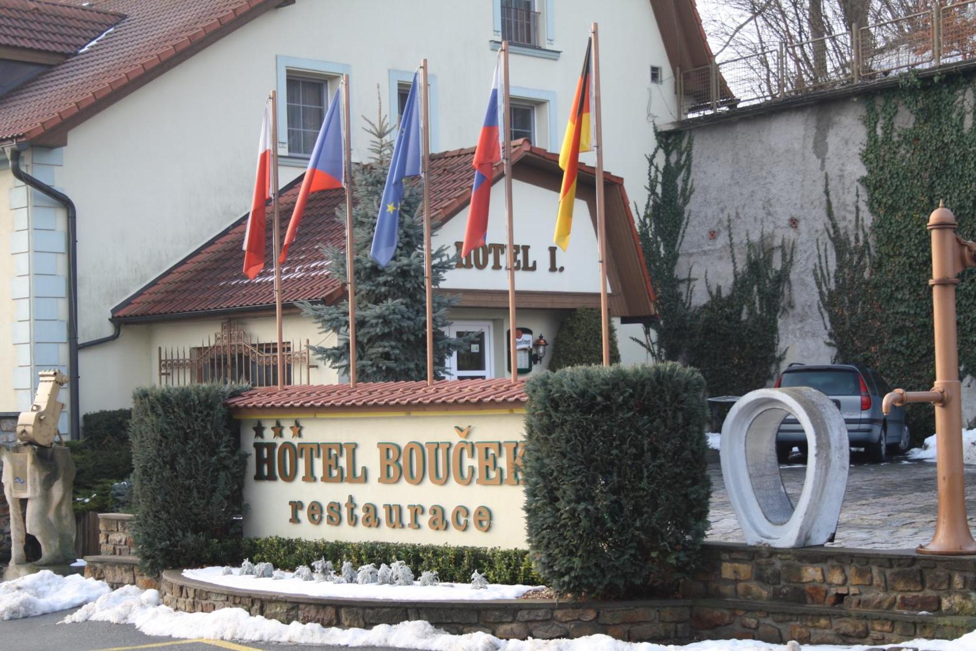 Hotel Boucek Mochov ภายนอก รูปภาพ